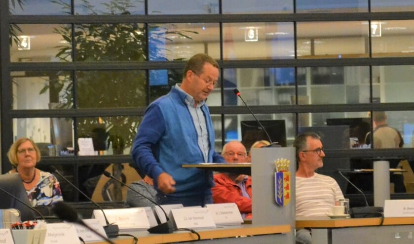 <p>Dik van der Leun protesteerde vorig jaar tegen het zonnepark.</p>