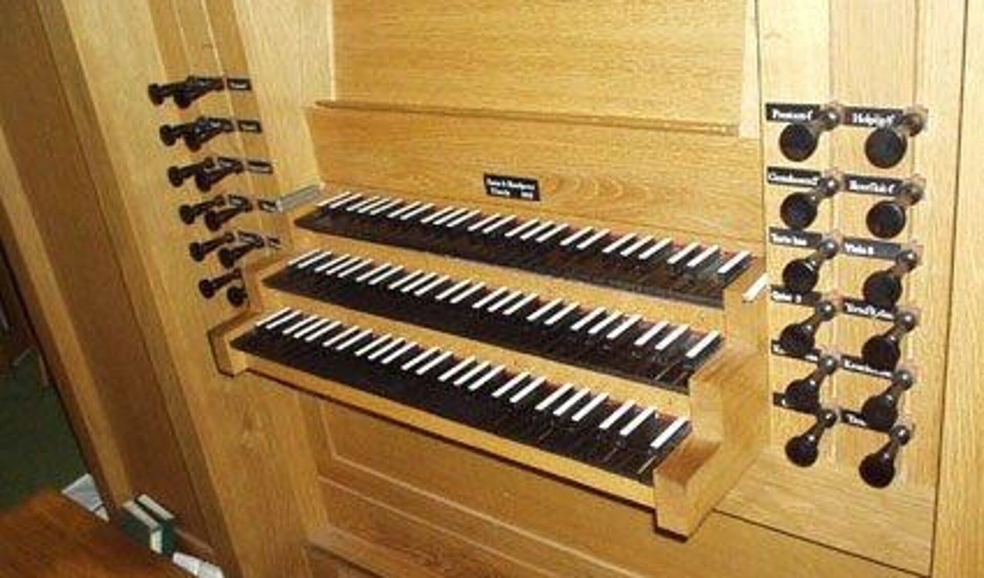 De speeltafel van het orgel in de Ontmoetingskerk aan de Boomkamp in Rijssen.