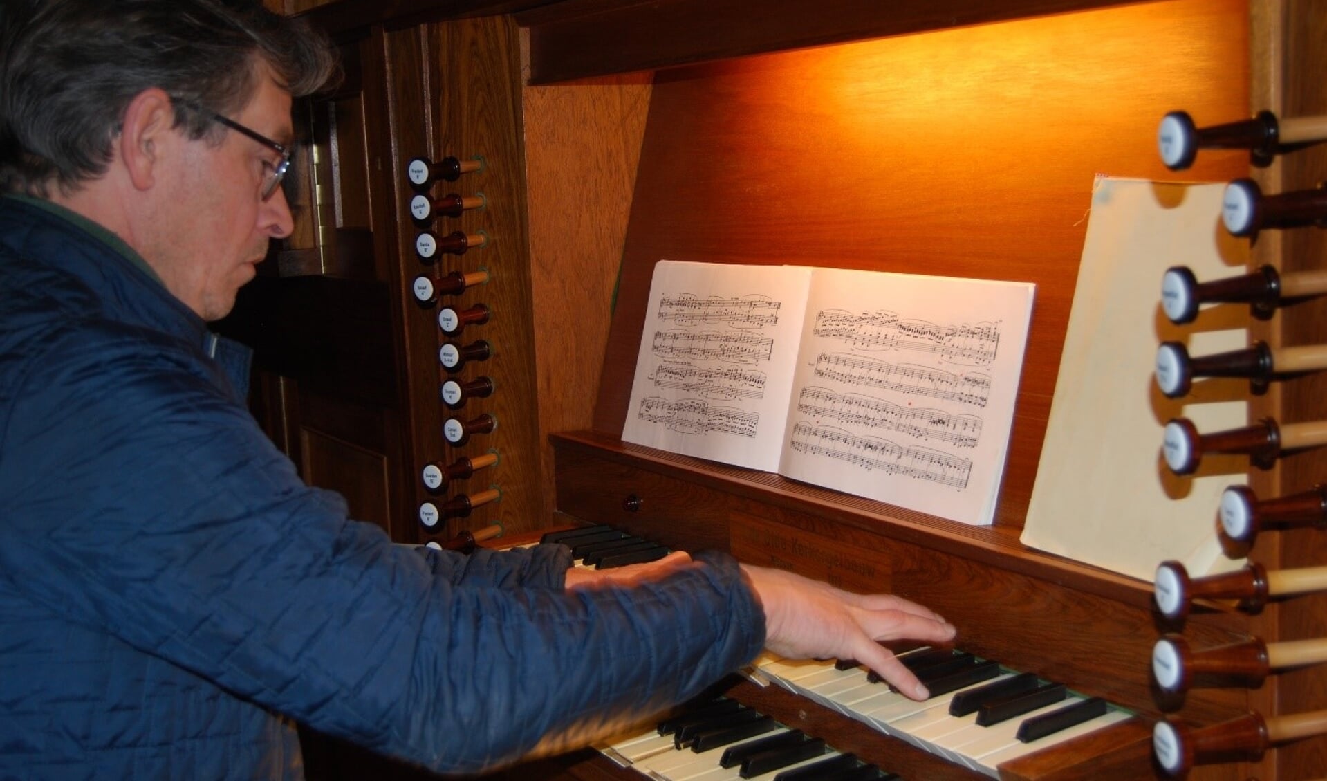 Organist Wim Slagman aan de speeltafel van het orgel van de Oranjekerk. 