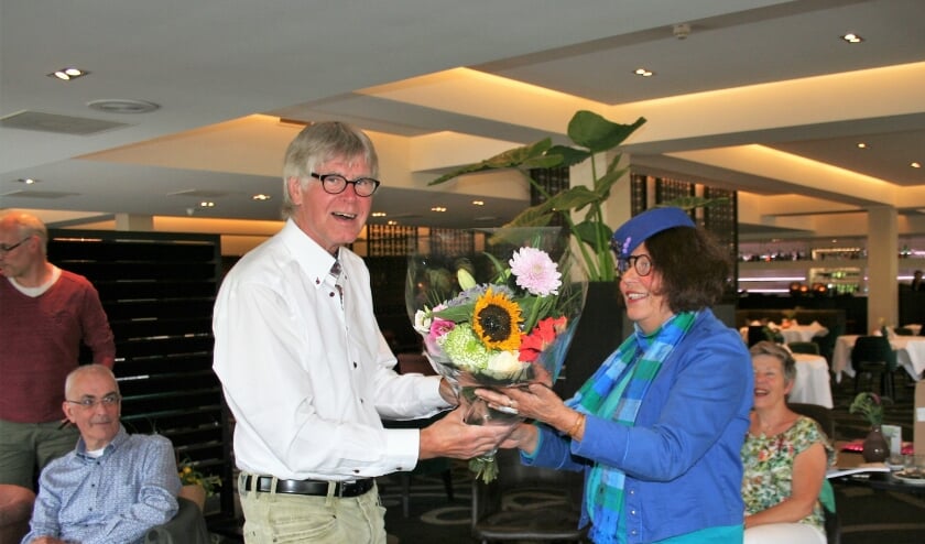 <p>Burgemeester Sander Schelberg en Marijke Agterbosch bij haar installatie</p>