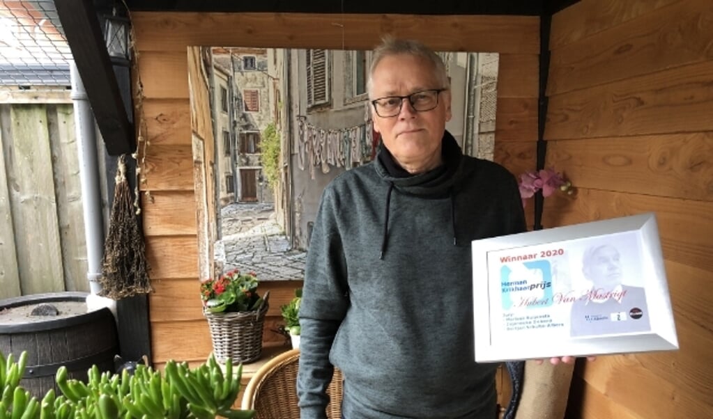 Hubert van Mastrigt met zijn prijs. (Foto: M. Ouderkerk)