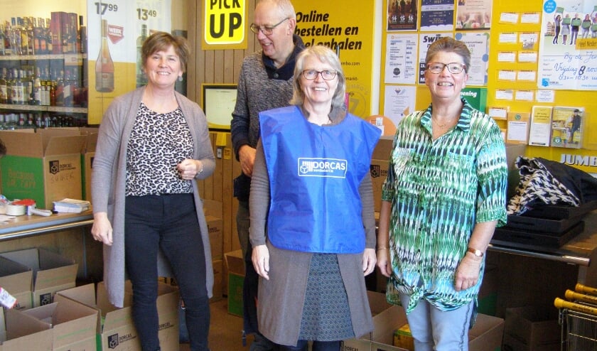 Vrijwilligers vorig jaar actief met voedselpakketten bij de Jumbo