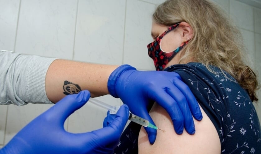 <p>Van Delden: "We pakken het inenten zoveel mogelijk op dezelfde manier aan als bij andere vaccinaties, zoals de griepprik." (Foto: Gert Perdon)</p>
