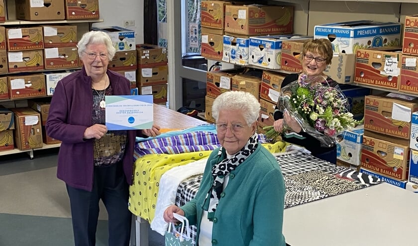 <p>Vorig jaar mochten de dames van het Dekenproject nog de vrijwilligersprijs in ontvangst nemen. Kort daarvoor was Zuster Petronella, de initiatiefneemster van het project en nog altijd zeer betrokken, overleden.</p>