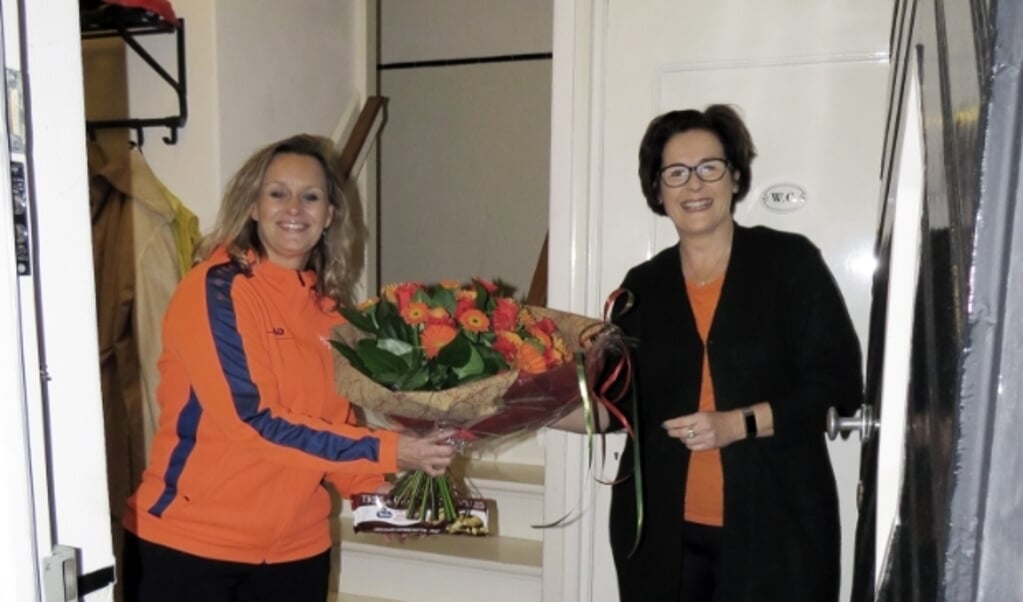 Vrijwilliger Petra Krukkert van Judo Almelo krijgt bloemen. (Foto: Robert Bruggeman)