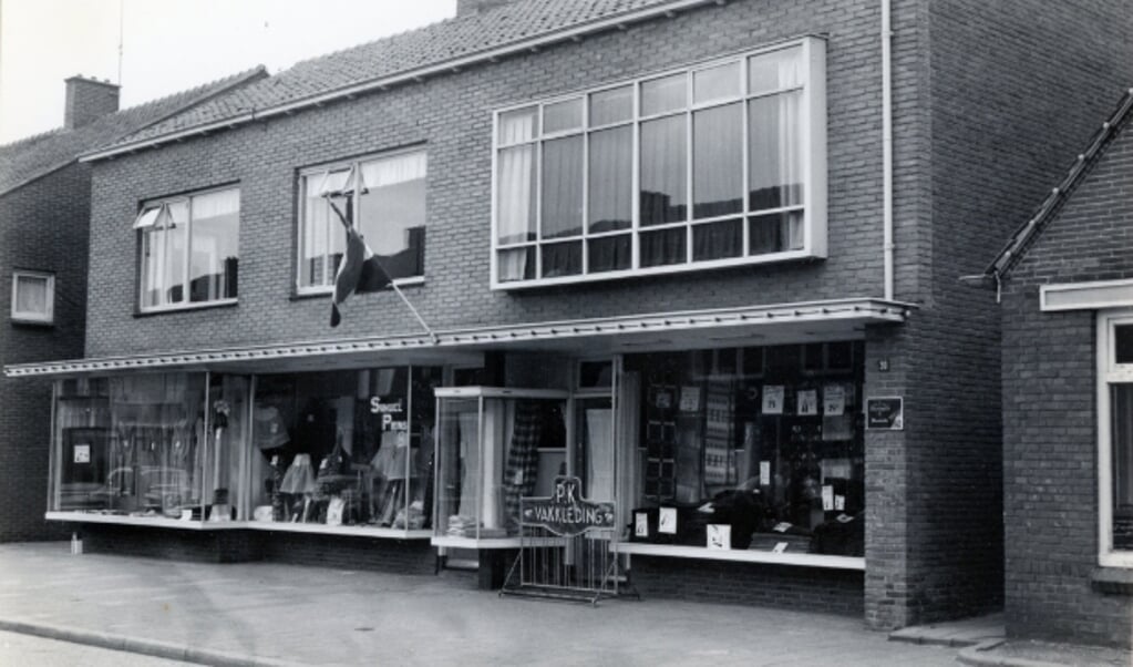 De winkel aan de Rijssensestraat waar Ruths vader Samuel Prins manufacturen en confectie verkocht. Veel oudere inwoners van Nijverdal kunnen zich deze winkel en de familie nog wel herinneren.