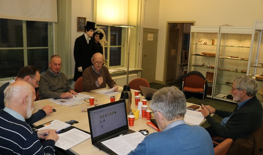 Rijssen - De schrijvers van Historisch Oarfgood Riessen overleggen in de stadshistoriezaal van het Rijssens Museum.