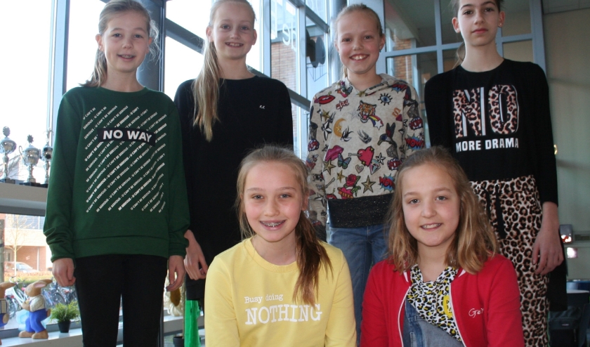 Boven links naar rechts: Tess, Lisa, Deby, Aleyna. Onder links naar rechts: Maud, Merel.