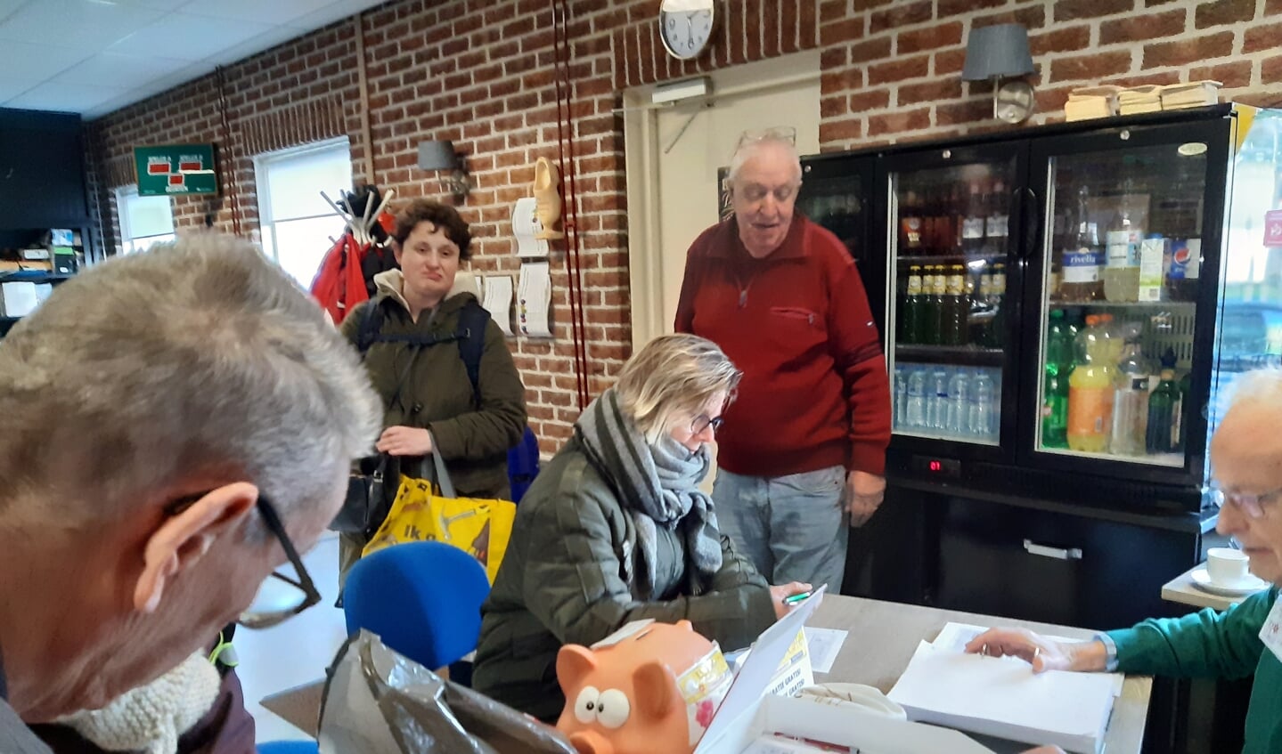Vrijwilligerswerk kan heel divers zijn; zoals hier bij een Repaircafé waar vrijwilligers apparaten repareren om ze een tweede leven te geven.