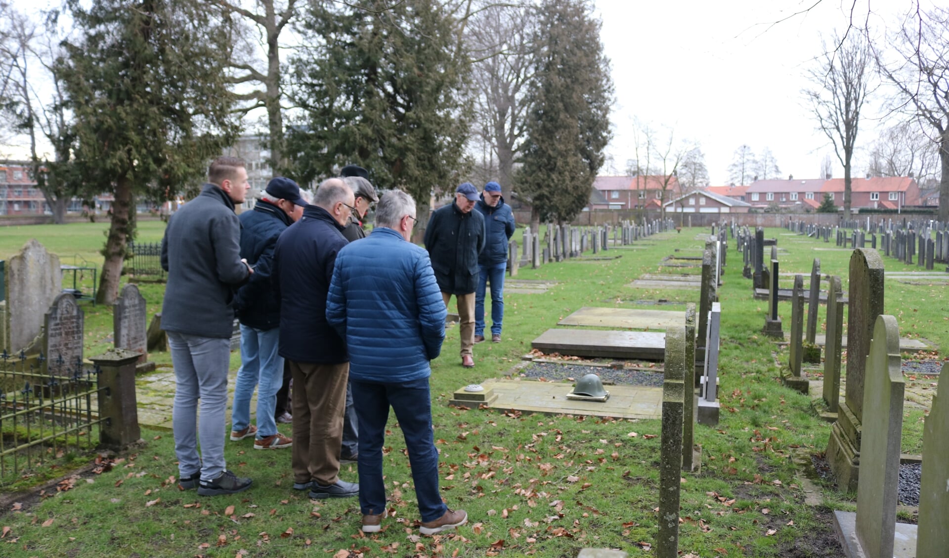 Rijssen - De stadsgidsen van het Rijssens Museum krijgen instructie van oud-begraafplaatsbeheerder Johan Nijzink op de Oude Begraafplaats bij een oorlogsgraf. 