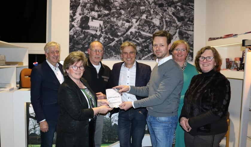 De Riessense Skrifvuurleazers bieden secretaris Jennet van der Harst het eerste exemplaar aan.
