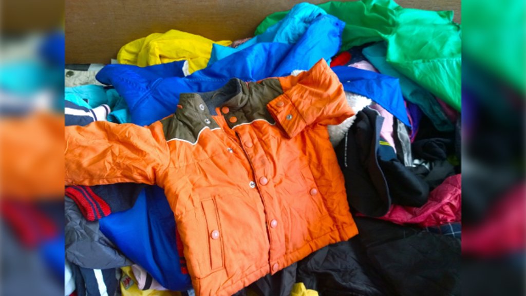 De oude kleding krijgt weer een nieuwe bestemming bij de tweedehands kinderkledingbeurs