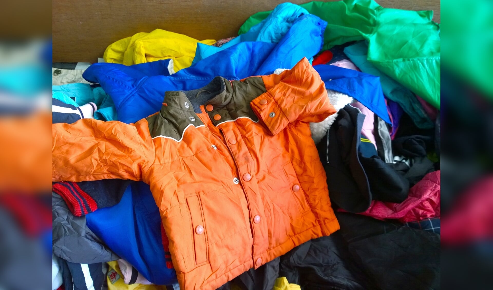 De oude kleding krijgt weer een nieuwe bestemming bij de tweedehands kinderkledingbeurs