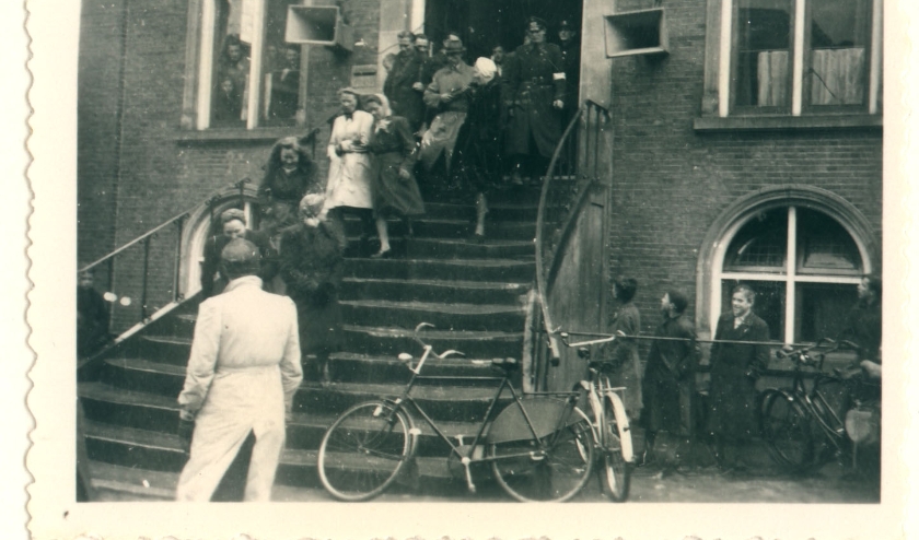 Oldenzaal - Moffenmeiden verlaten het stadhuis 1945
1164