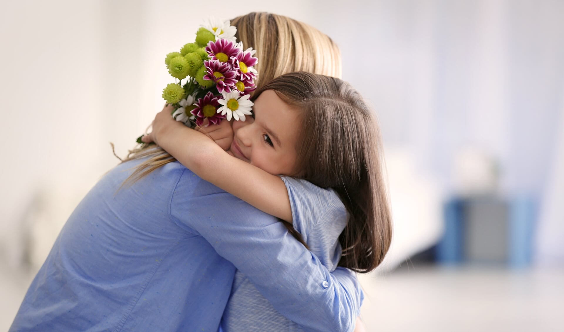 Kinderen op de basisschool knutselen voor Moederdag vaak zelf een cadeautje voor hun moeder.