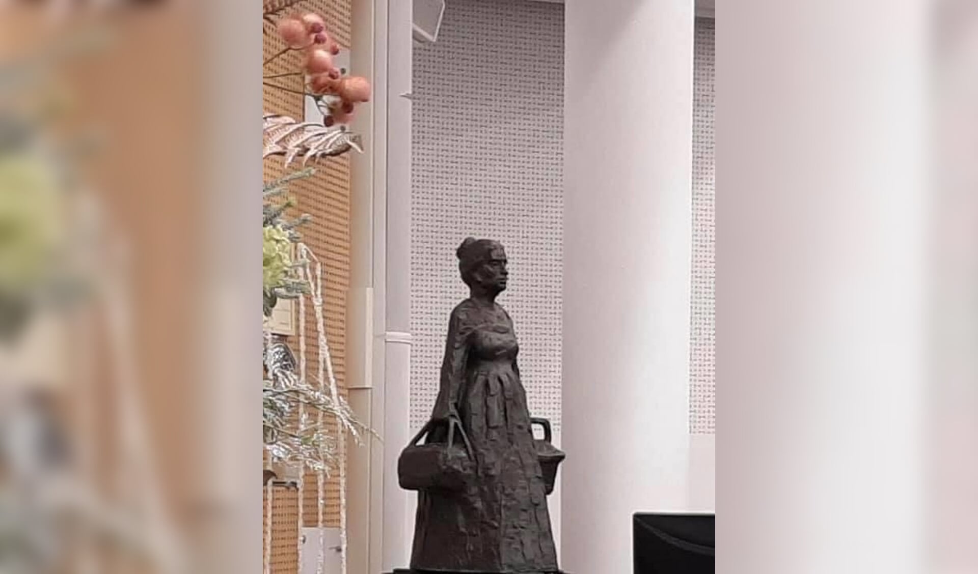 RIJSSEN - Het bronzen eiervrouwtje stond donderdagavond in de raadszaal in Rijssen. 