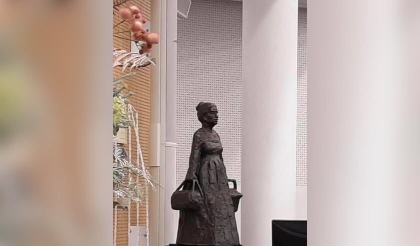 RIJSSEN - Het bronzen eiervrouwtje stond donderdagavond in de raadszaal in Rijssen.