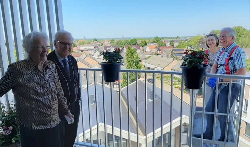 RIJSSEN - Jan Meijerink (85) wordt per hoogwerker gefeliciteerd door zoon Gerrit en schoondochter Herma in de Bolder.