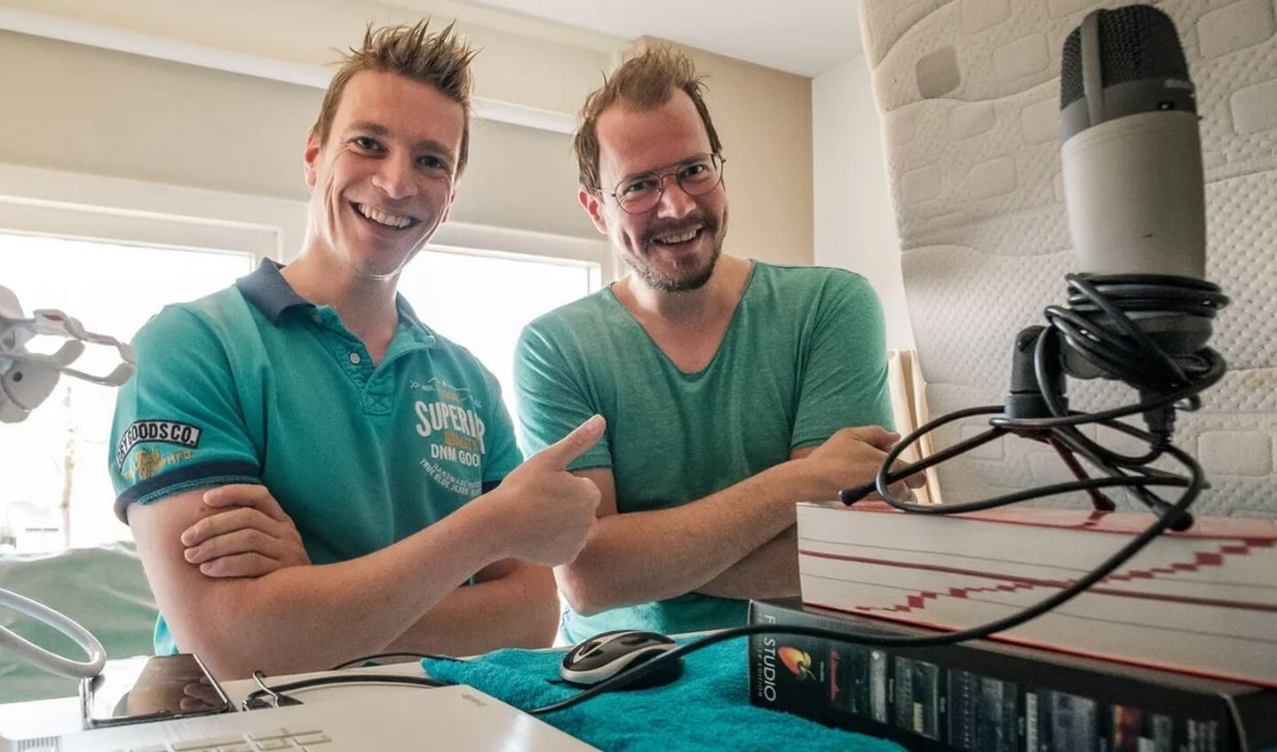 Martin ter Denge (links) verzorgt wekelijks een uur luisterplezier met fotograaf Gerbert Voortman.