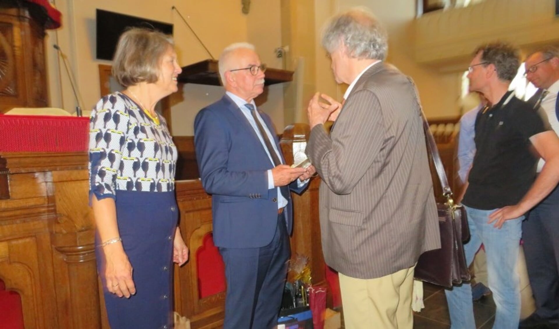 Frits Berkhoff wordt gefeliciteerd met zijn 50-jarig jubileum als organist. 