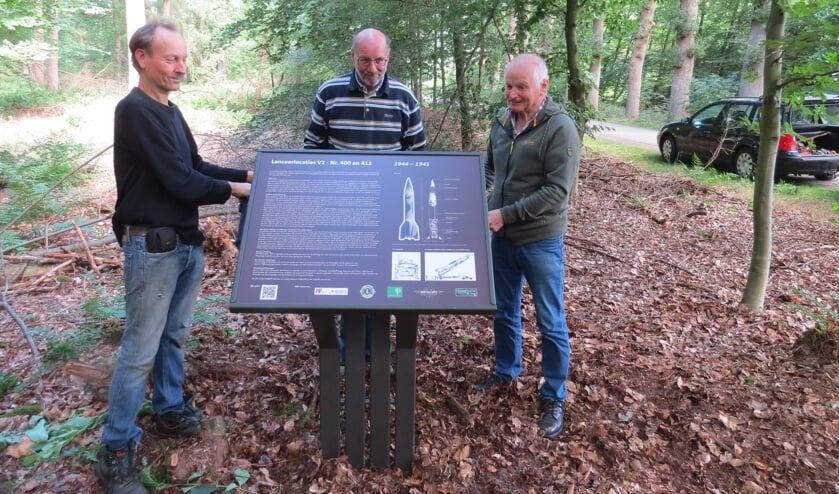 Henri Boerdam (links) is de maker en ontwerper van het bord. Gerard (rechts) en Hennie Pijnappel hielpen bij het maken en plaatsen van het bord.