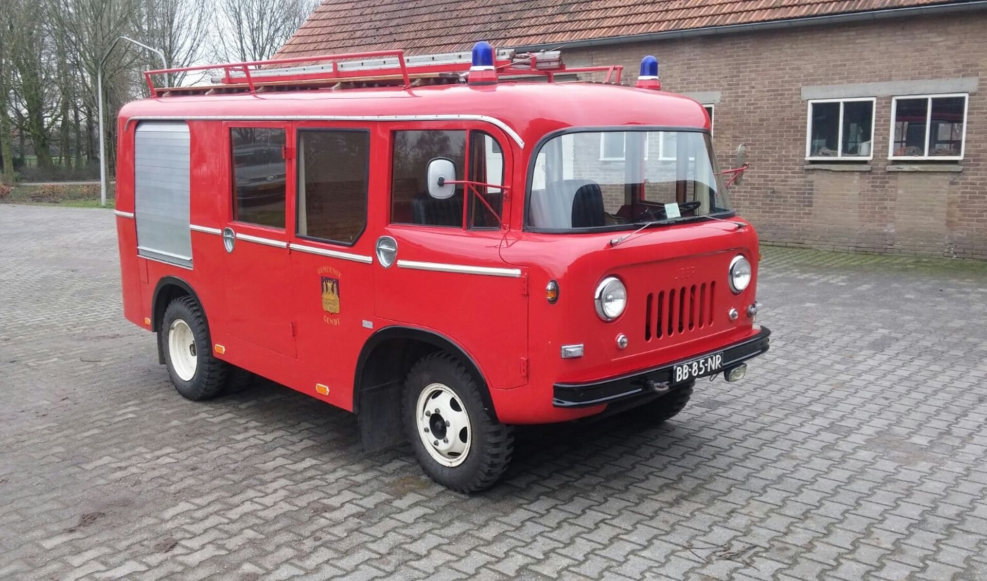 RIJSSEN - De Willy brandweerwagen uit 1964 en de Iveco motorspuit rijden weer op de dinsdagen bij het brandweermuseum. 