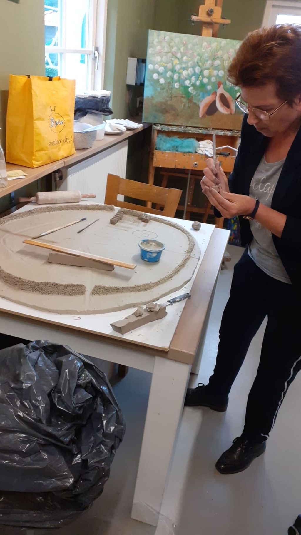 Kunstenares Ingrid Hegeman is bezig met de replica van middeleeuws Rijssen.