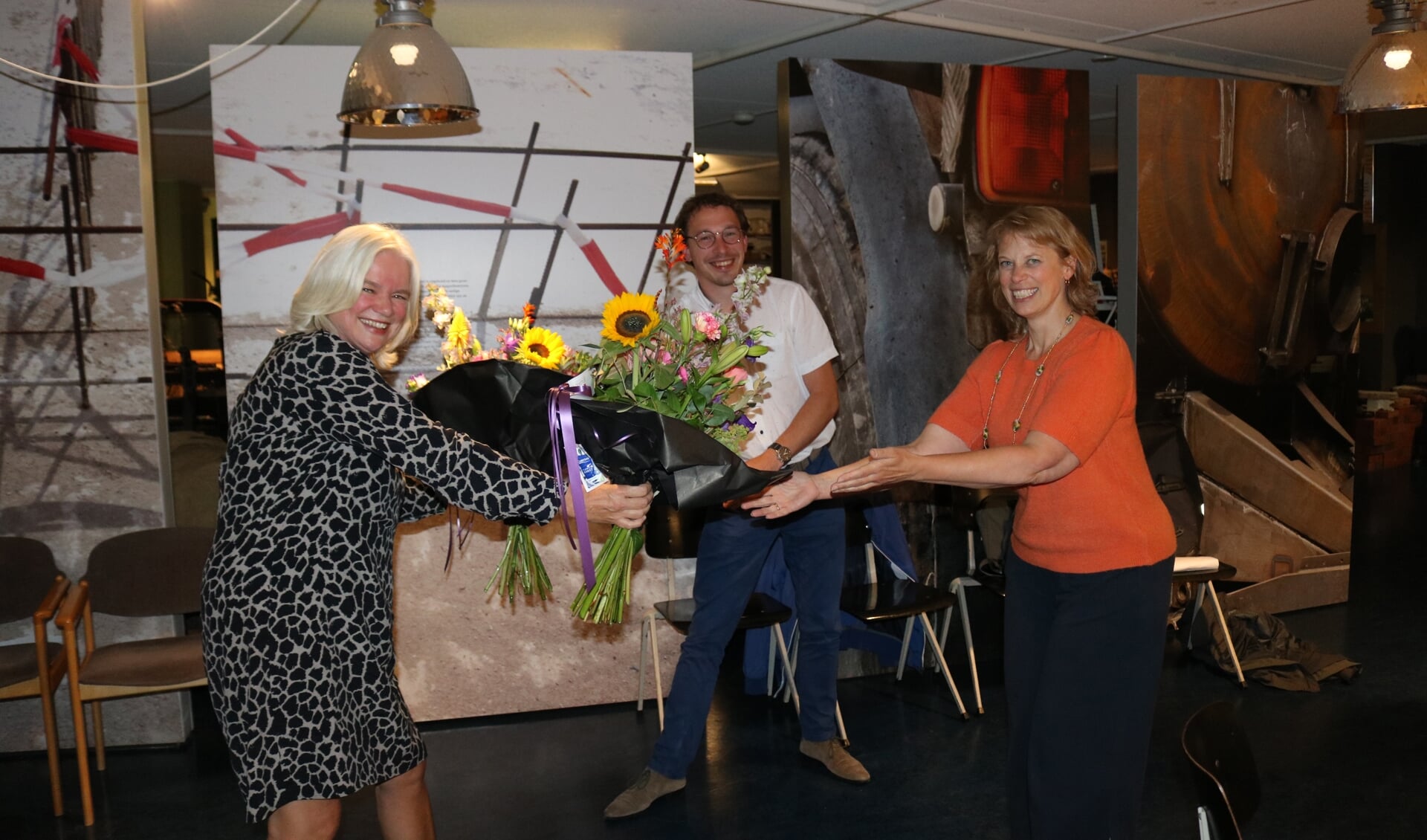 Voorzitter Sandra Hofmeijer (links) overhandigt afscheidsbloemen aan Jan-Geert Heuvelman en Kristina Odenhamn