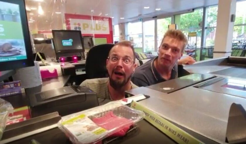 Gerbert Voortman en Martin ter Denge met de Watata-beurtbalkjes.