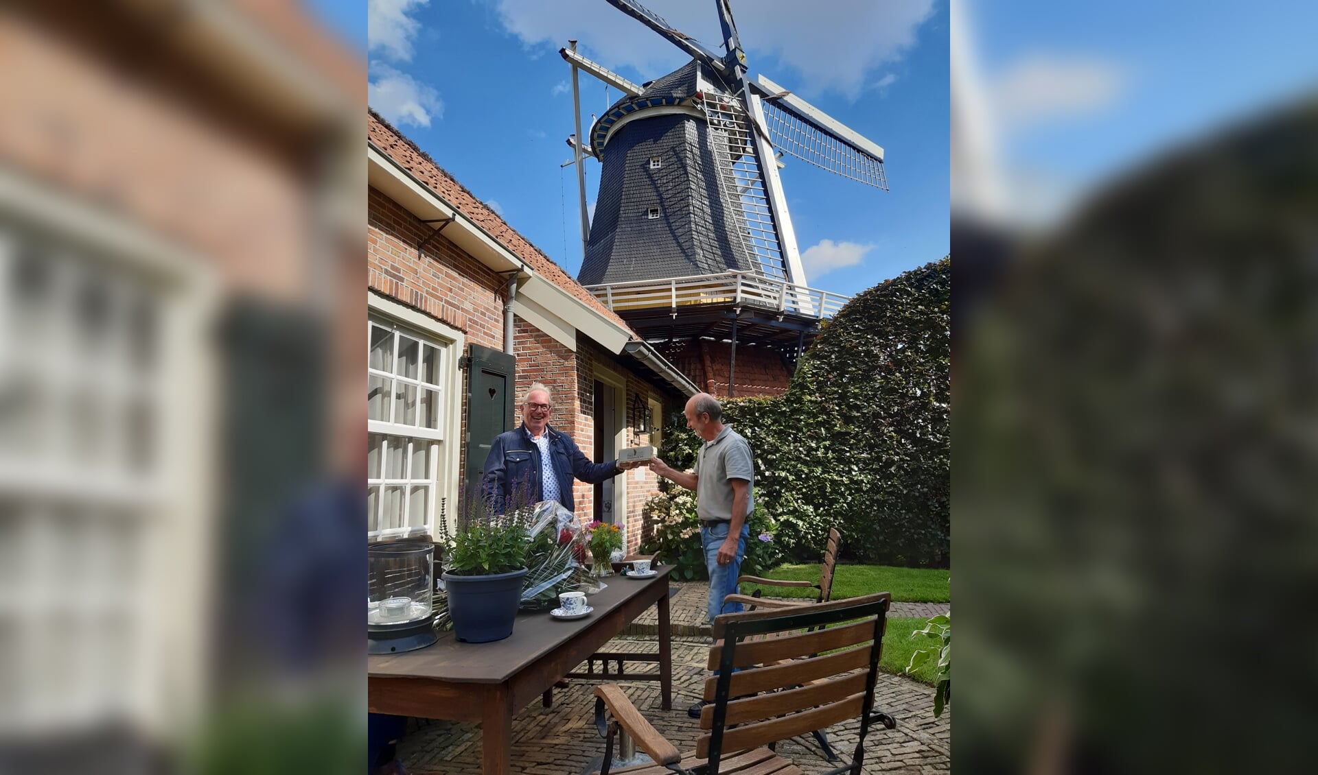 Wim Nijkamp reikt de Erfgoedpluim 2020 uit aan Gerrit ter Horst