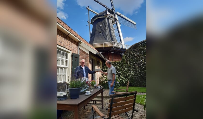 <p>Wim Nijkamp reikt de Erfgoedpluim 2020 uit aan Gerrit ter Horst</p>