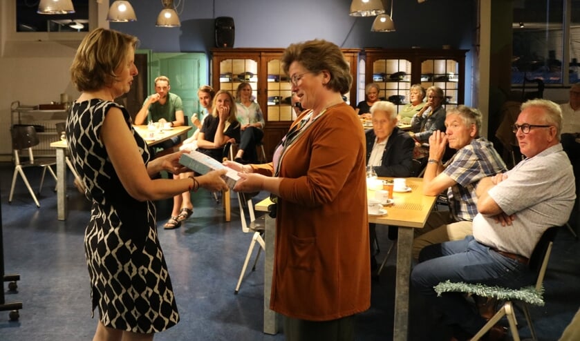 <p>Marja Voortman (links) overhandigt een exemplaar aan <br>secretaris Jennet van der Harst van het museumbestuur.</p>