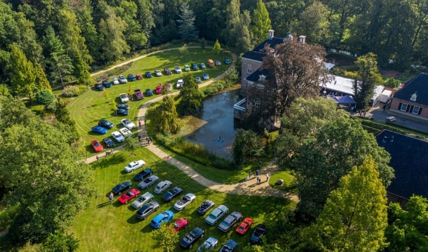 <p>De deelnemers aan de rally verzamelen zich voor vertrek rond kasteel de Oosterhof.</p>