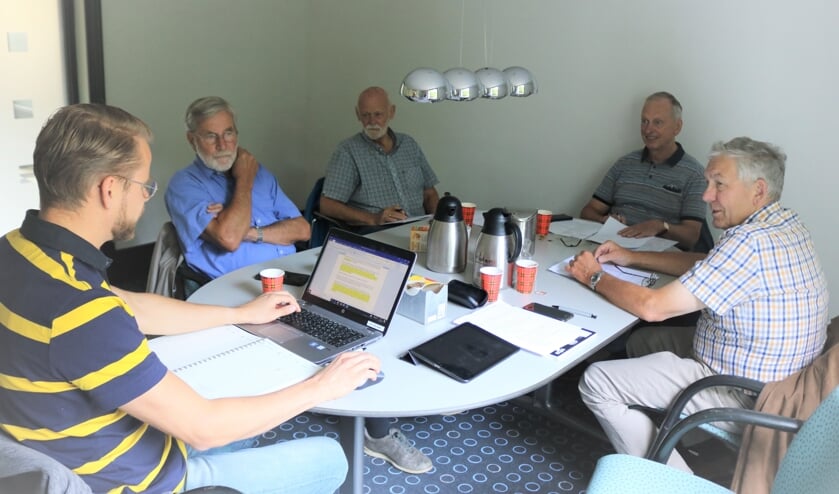 <p>SHOR vergadert v.links naar rechts Kees Jansen, Gerrit Kraa, Karel van der Meer, Wim ter Harmsel, Gerrit ten Wolthuis.</p>