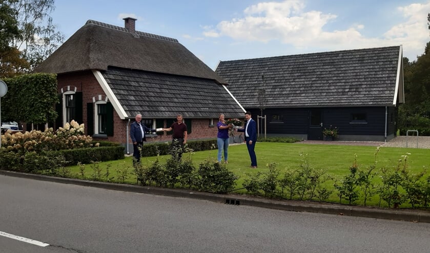 HOLTEN - Wim Nijkamp reikt de Erfgoedpluim 2020 uit aan de familie Te Beest.