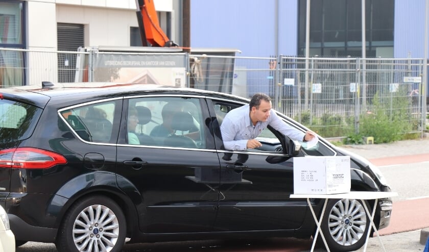 <p>Deelnemers in actie tijdens een vorige puzzelrit van de Rijssense Motor Club.</p>