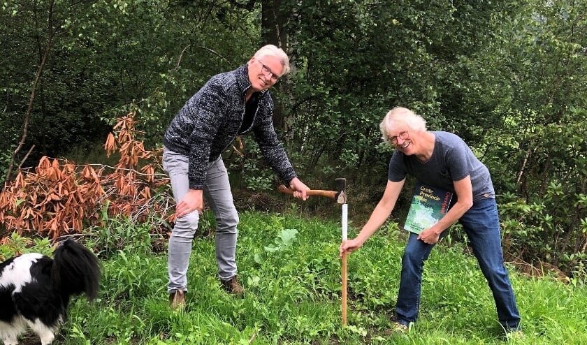 Gert-Jan Roelofs (stichting Twickel) en Gerhard Post (Werkgroep Markegrenzen Hengelo van Museum Hengelo) bepalen de plek voor de replica van de grenspaal