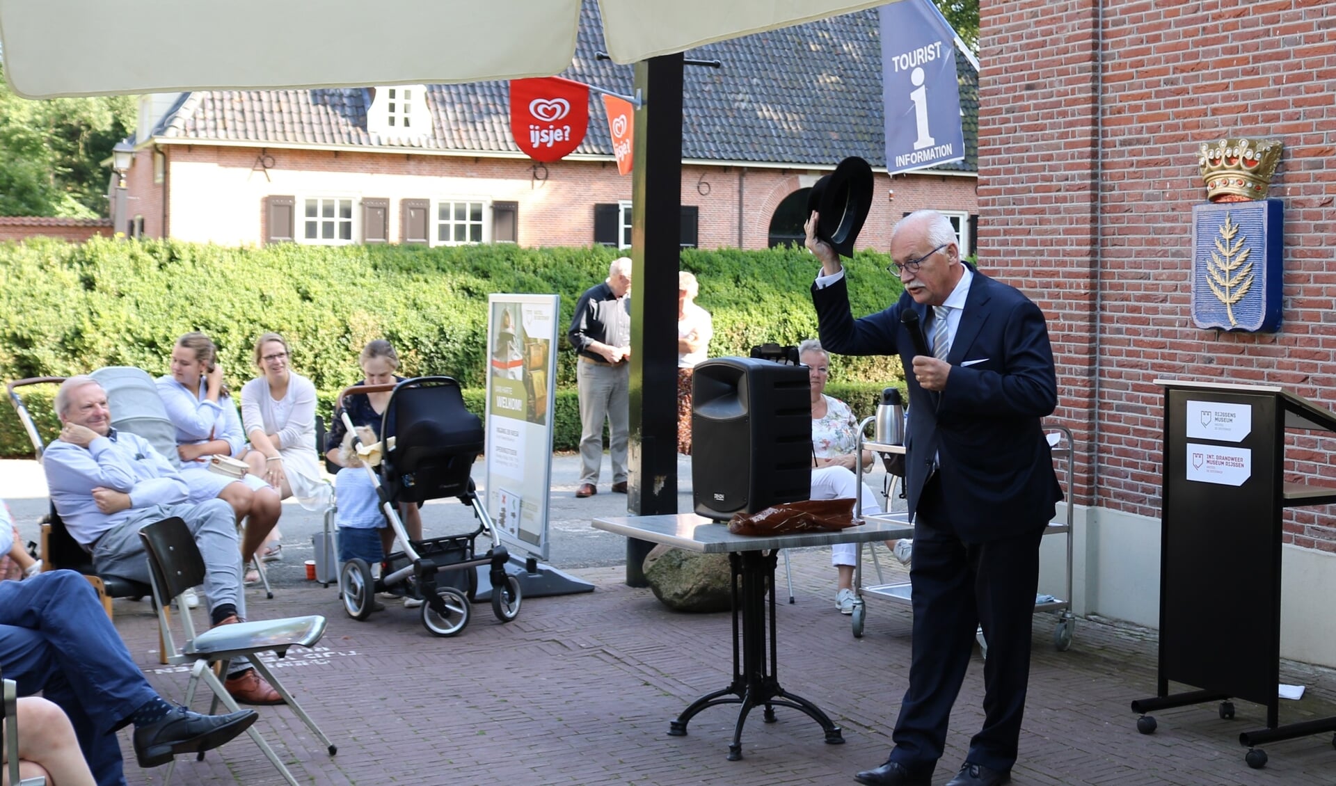 Burgemeester Asje van Dijk van Barneveld opent de expositie Rijssen chapeau!