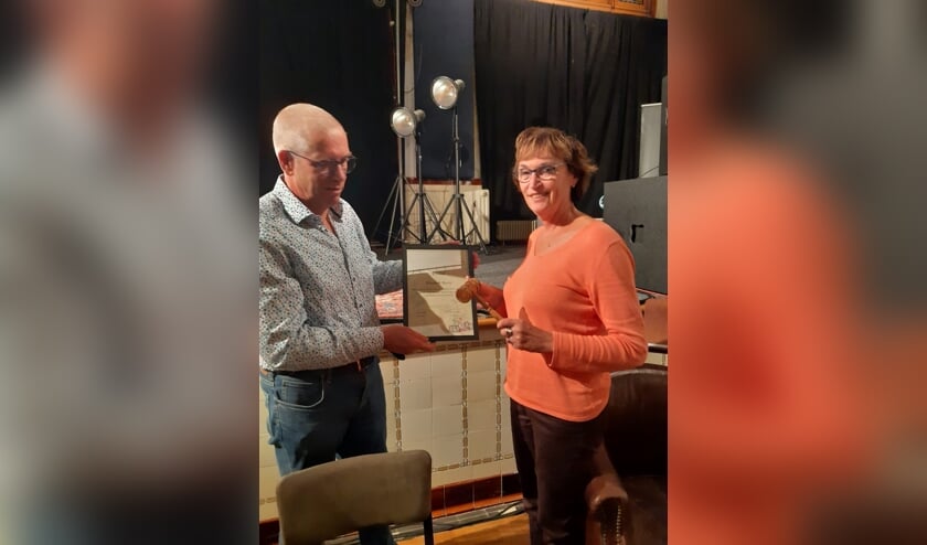 <p>Tegen inlevering van de voorzittershamer ontving Elisabeth een mooie oorkonde, waarmee zij het eerste erelid van Popkorn werd.</p>