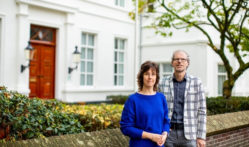 <p>Hannelore van Otterloo en Frank Krake bij het klooster in Velddriel waar de sekte gehuisvest was.</p>