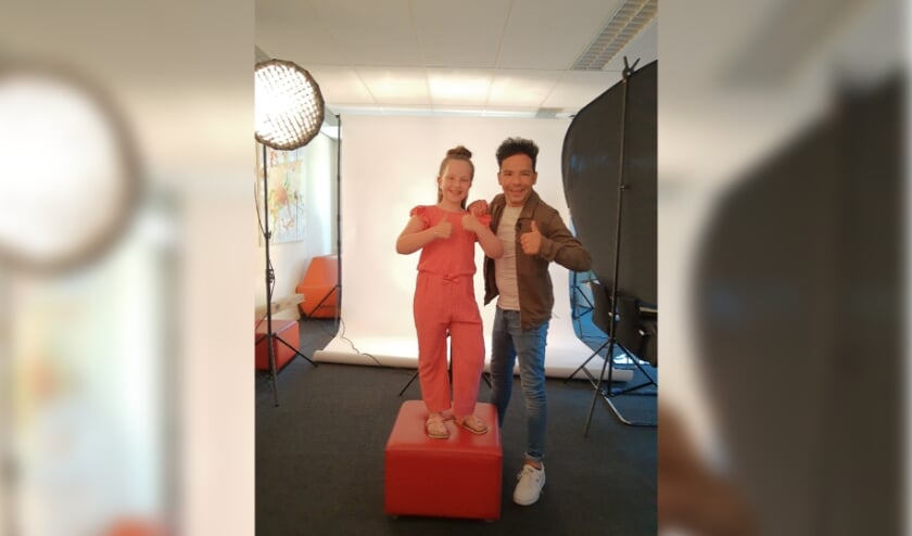 Lola met acteur en presentator Mario Perton tijdens een fotoshoot voor de Diabetes Vereniging Nederland winkel.