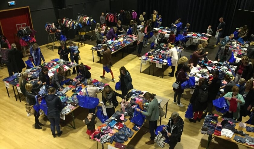 <p>Het was altijd een gezellige drukte bij de tweedehands kinderkledingbeurs. Een leuke manier om voor weinig een volle kledingkast te krijgen.</p>