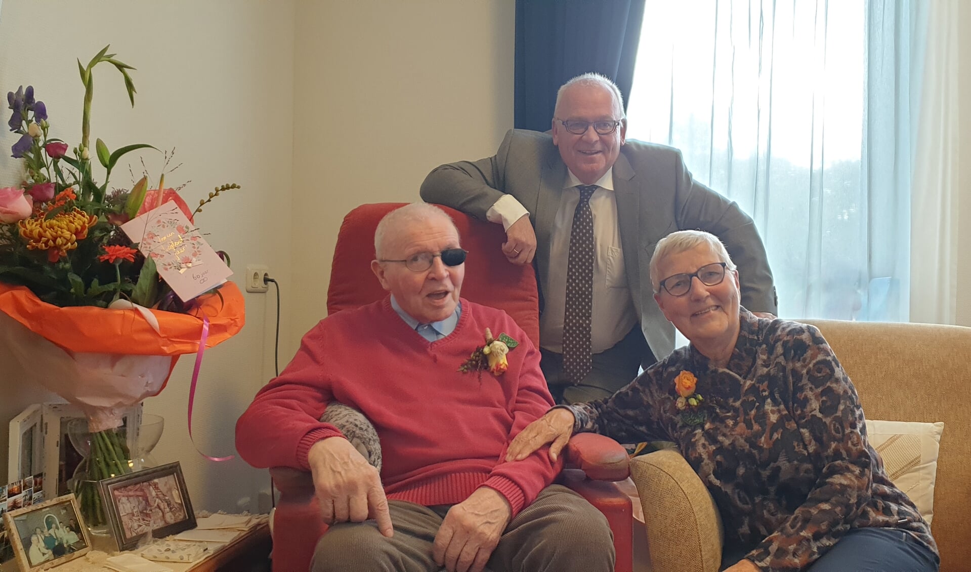 Burgemeester Hofland feliciteerde namens de gemeente Rijssen-Holten het echtpaar Klein Schaarsberg-Leus met hun 60-jarig huwelijk.