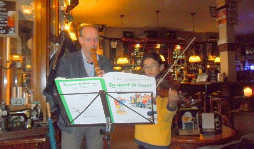 <p>Meester-verhalenverteller Wim Wolbrink en zoon Sen zorgen voor wat prikkeling op de Nationale Ouderendag in Oldenzaal.</p>
