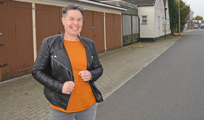 <p>Annemiek Tijhof van de ondernemersvereniging is blij dat Het industrieterrein Achter de Molen/Knoopshöfte volgend jaar wordt opgevrolijkt.</p>