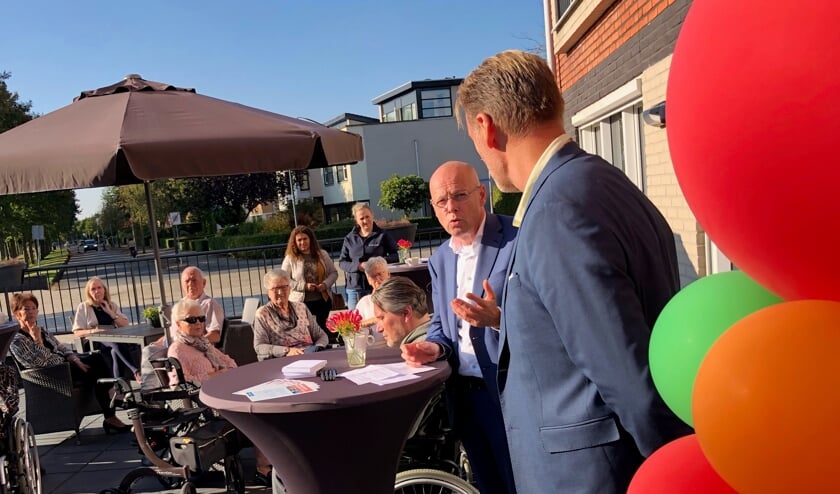 <p>Wethouder Van Wakeren en locatiemanager Sijtsma bij de opening van dagbesteding Slangenbeek. </p>