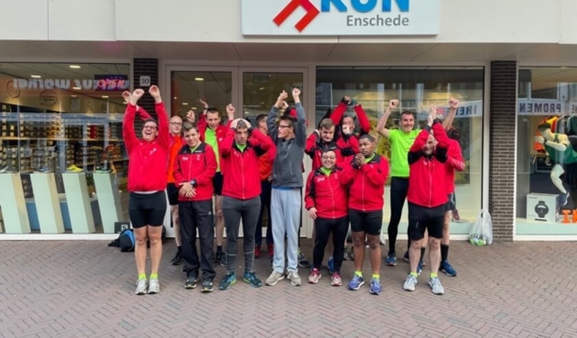 <p>De Roadrunners zijn blij met hun nieuwe hardloopschoenen, dankzij een bijdrage van het Ketelhuis Fonds.</p>