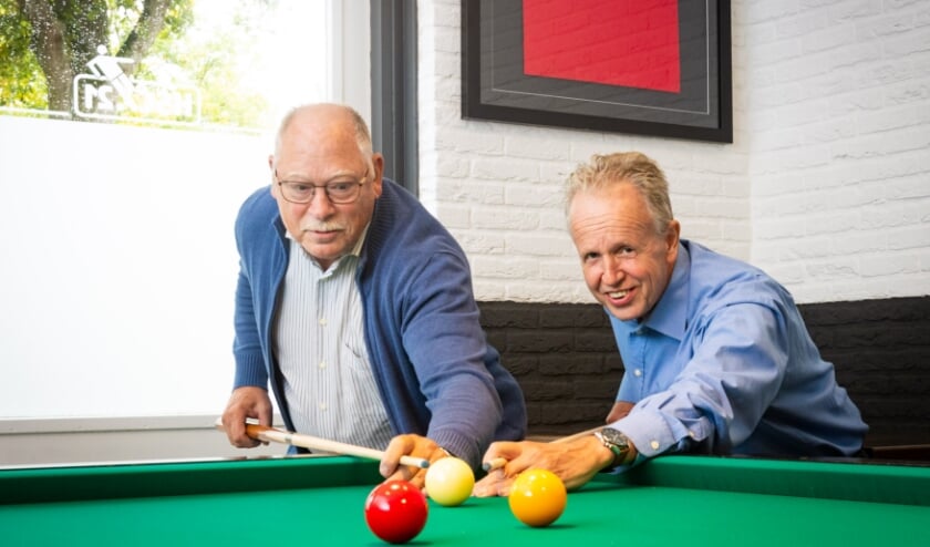 <p>Frans ter Huurne en Alfons Konhuurne bij het biljart in het clubgebouw van HSC'21. </p>