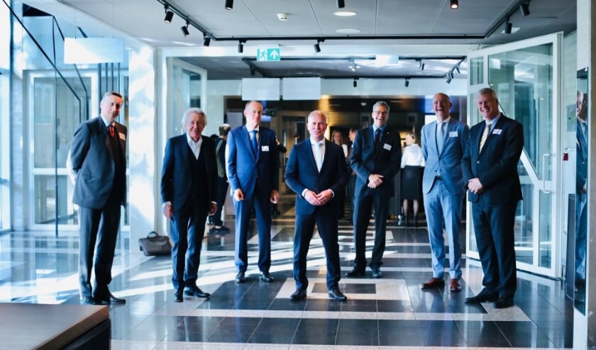 <p>De genodigden bijeen bij de opening van FeierZeit!. In het midden Raymond Knops. (Foto: Carolien Abbink)</p>