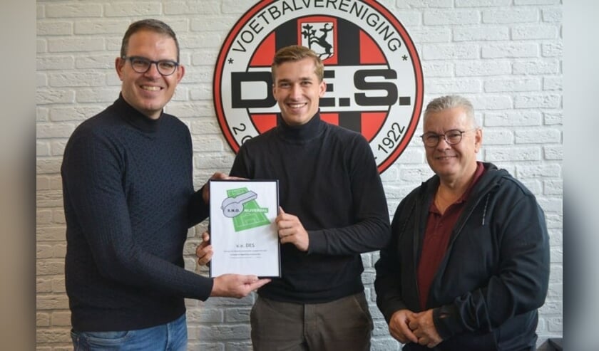 <p>Talentvol arbiter Stan Endeman uit Luttenberg heeft namens SNO de prijs mogen overhandigen aan secretaris Patrick Nieboer en voorzitter Henny Broekman van VV DES.</p>